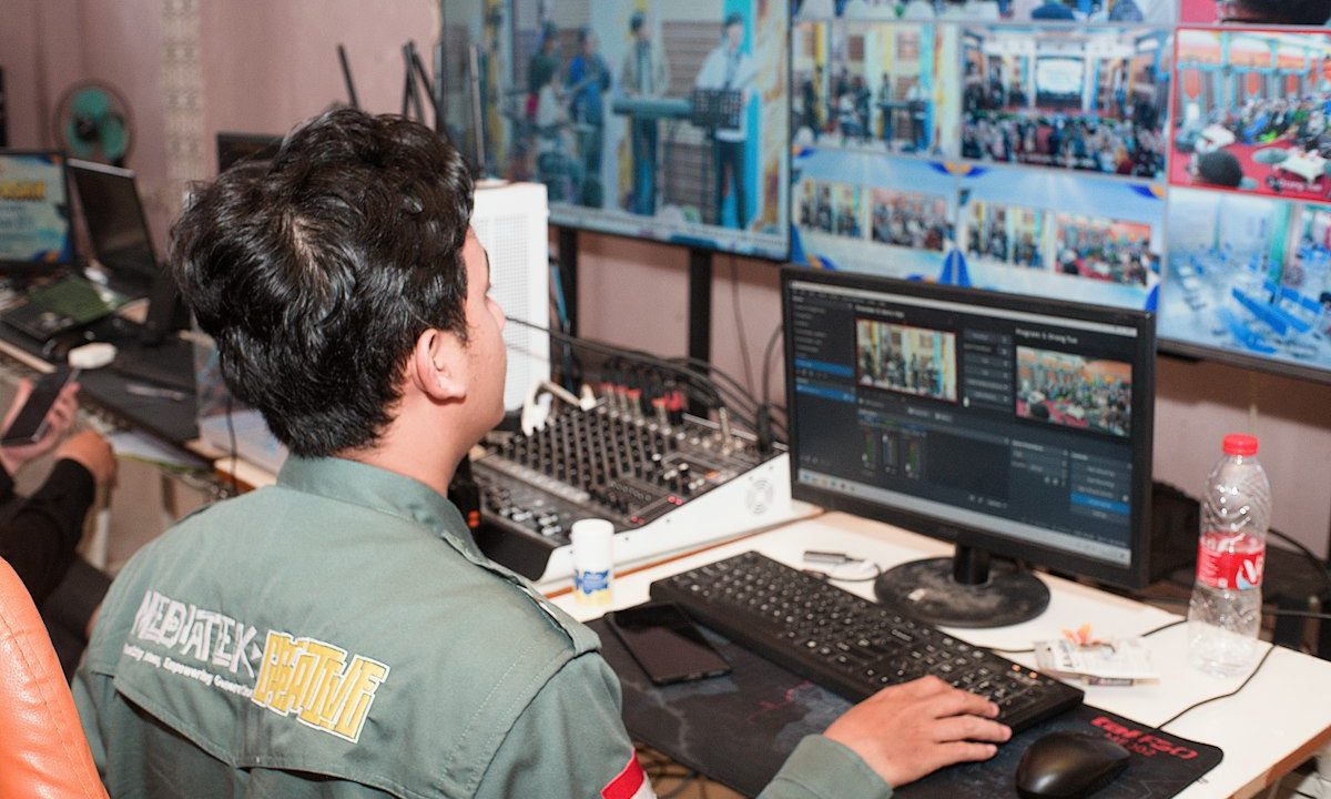 Petugas memantau peralatan digital dalam ilustrasi penyidikan kejahatan siber