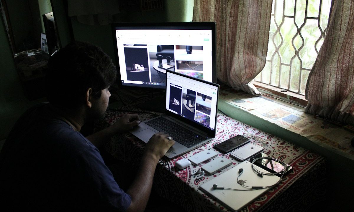Analis menggunakan laptop untuk menelusuri informasi digital dalam ilustrasi penyidikan