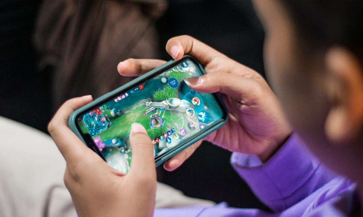 Pengguna memegang ponsel sebagai ilustrasi pesan promosi mencurigakan di media sosial