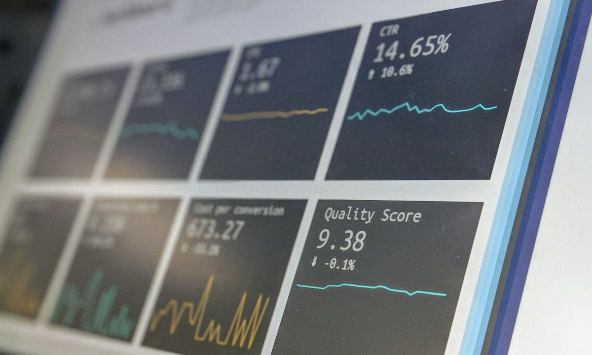 Dashboard data pada komputer sebagai ilustrasi analisis pasar dan transaksi digital
