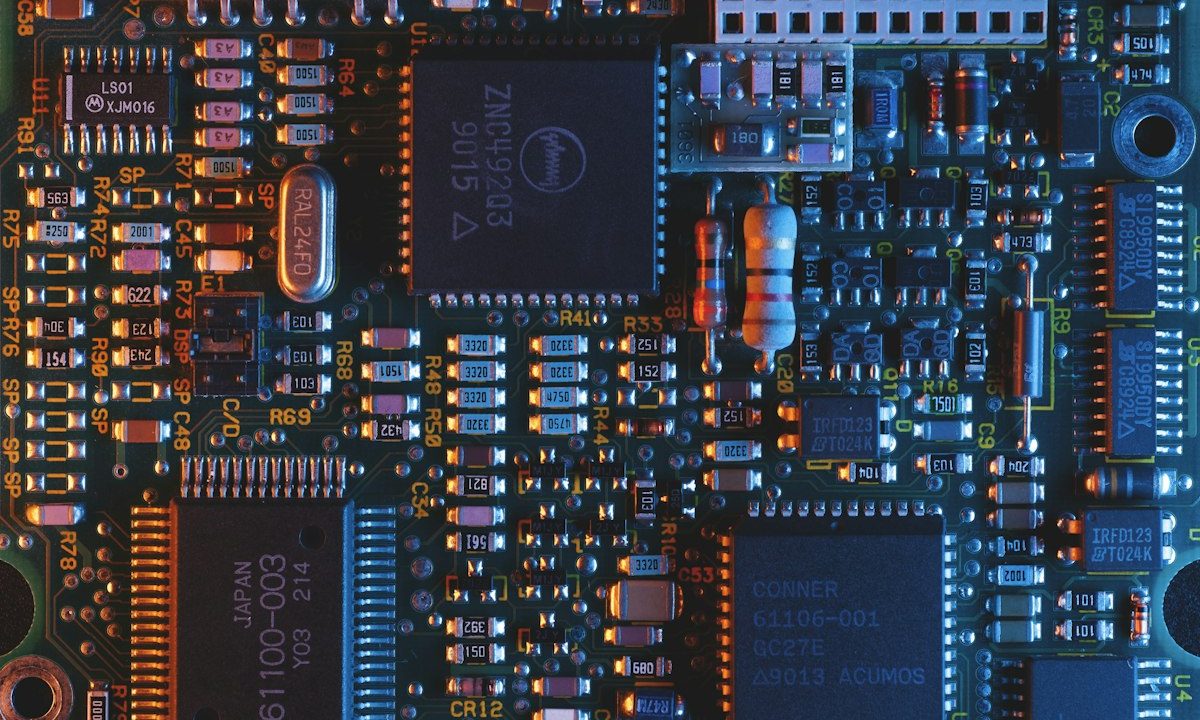 Papan sirkuit elektronik sebagai ilustrasi infrastruktur teknologi digital
