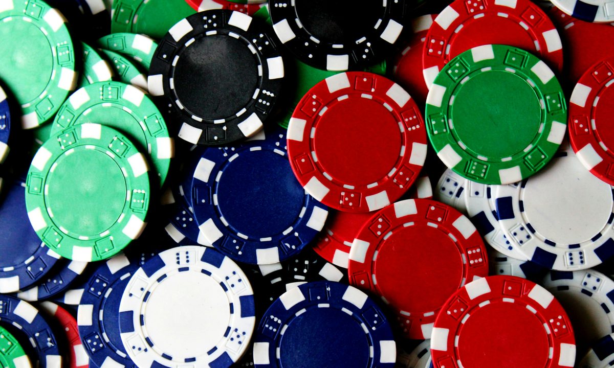 Ilustrasi keping poker untuk membahas risiko permainan kasino