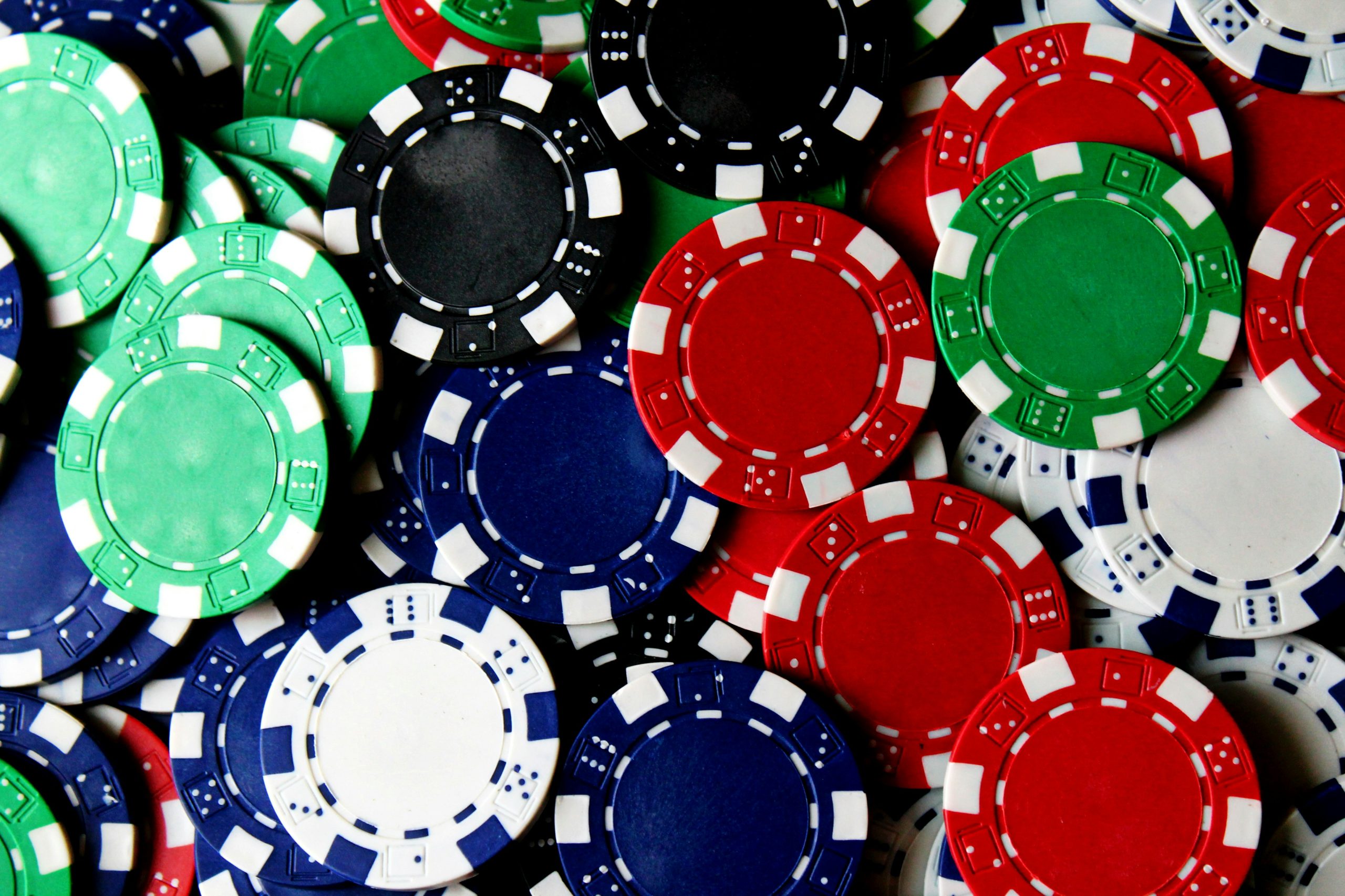 Keping poker sebagai ilustrasi pembahasan peluang dan risiko