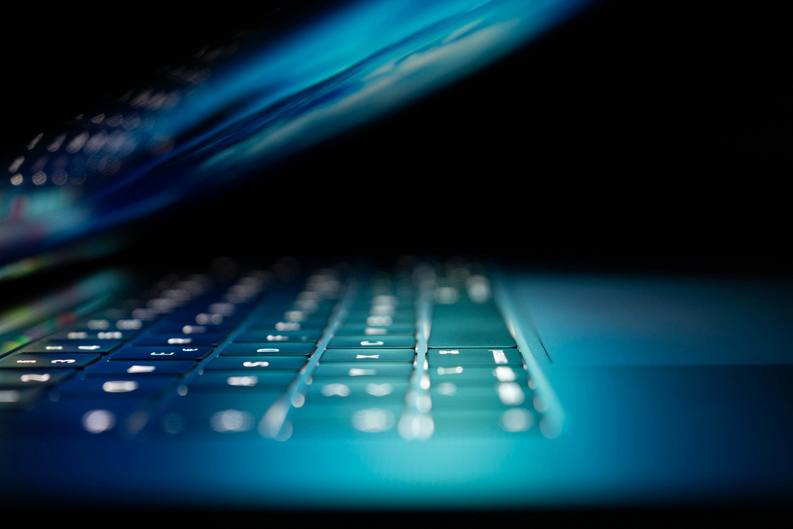 Laptop sebagai ilustrasi keamanan siber dan teknologi digital